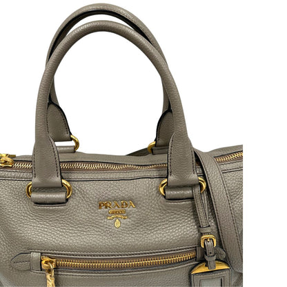 Manici, Pratica borsa Prada in pelle martellata grigia e hardware dorato, Indossabile a mano oppure a tracolla. Originale, usata, di lusso, in ottime condizioni.