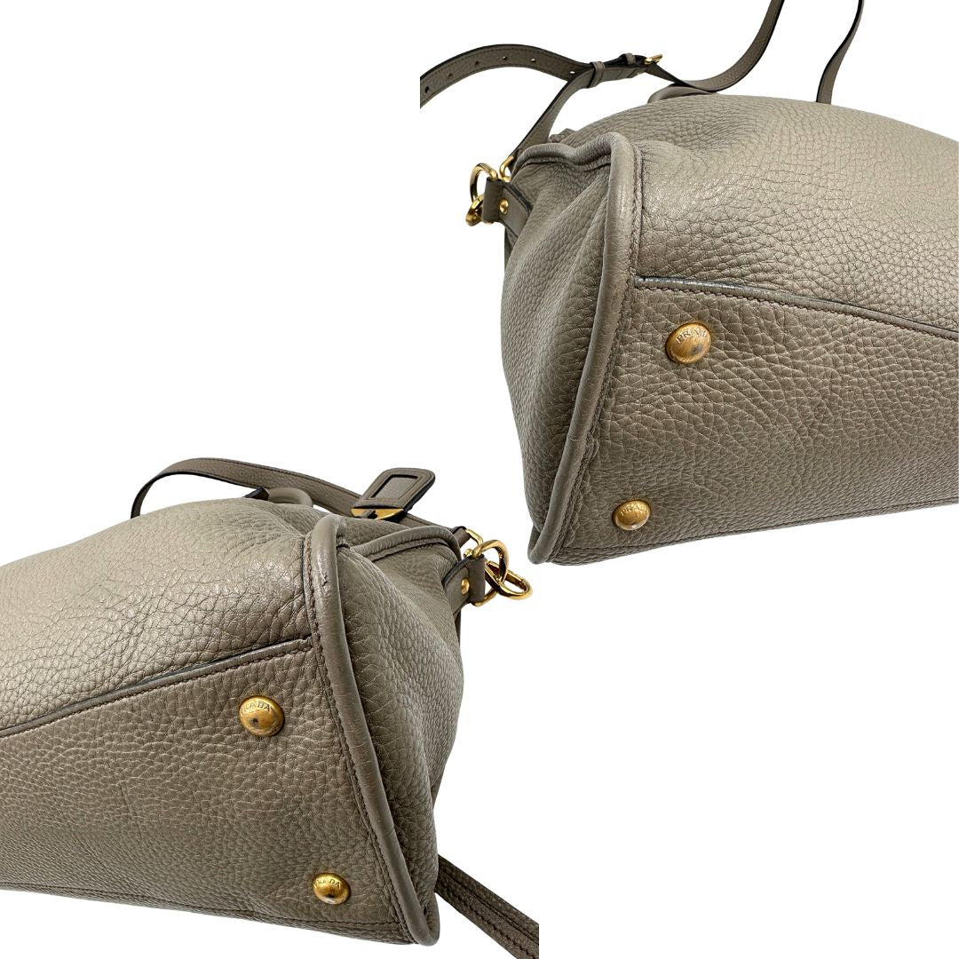 Angoli, Pratica borsa Prada in pelle martellata grigia e hardware dorato, Indossabile a mano oppure a tracolla. Originale, usata, di lusso, in ottime condizioni.