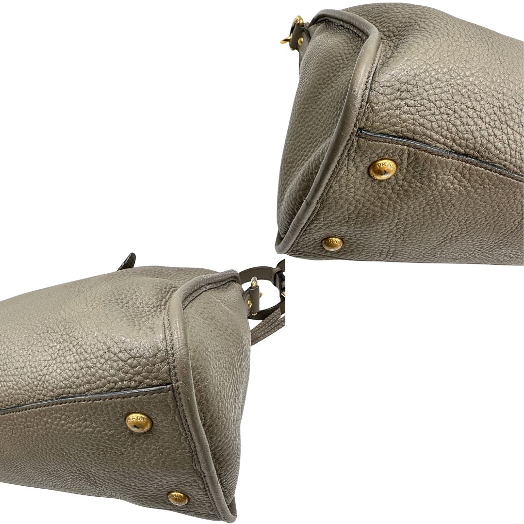 Angoli, Pratica borsa Prada in pelle martellata grigia e hardware dorato, Indossabile a mano oppure a tracolla. Originale, usata, di lusso, in ottime condizioni.