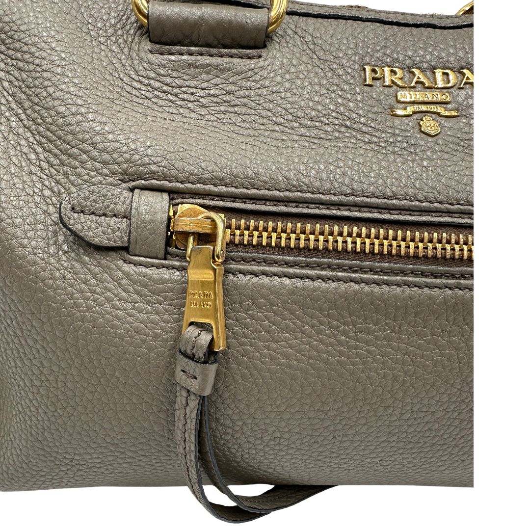 Pratica borsa Prada in pelle martellata grigia e hardware dorato, Indossabile a mano oppure a tracolla. Originale, usata, di lusso, in ottime condizioni.
