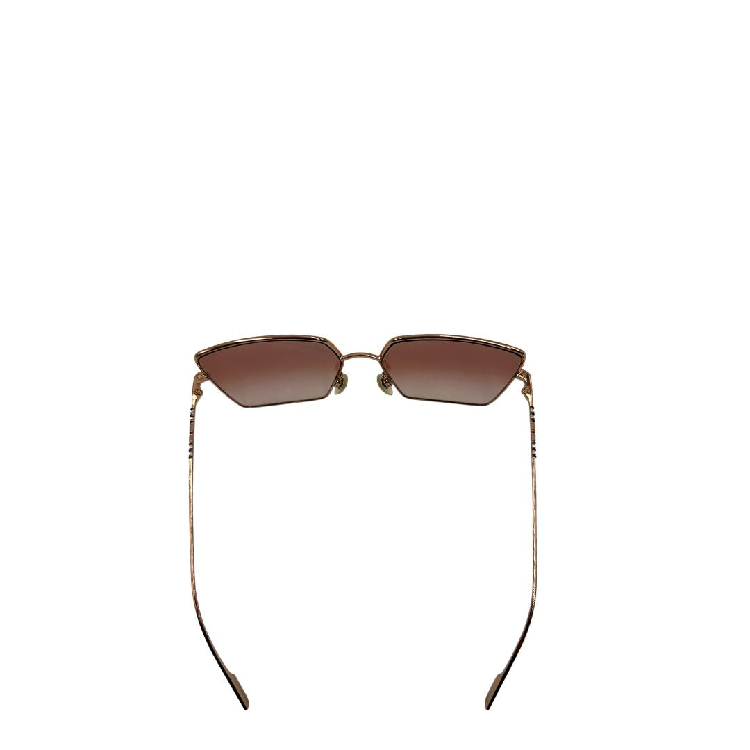 Occhiali da sole Burberry in metallo dorato con una montatura squadrata oversize in metallo, lenti sfumate marroni o rosa.