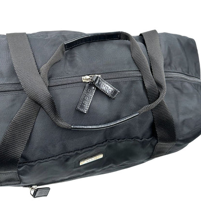 Chiusura di un borsone Gucci in tela nera, con dettagli in pelle tono su tono, usato, originale, second hand, in ottime condizioni.