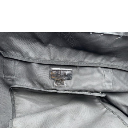 Interno di un borsone Gucci in tela nera, con dettagli in pelle tono su tono, usato, originale, second hand, in ottime condizioni.