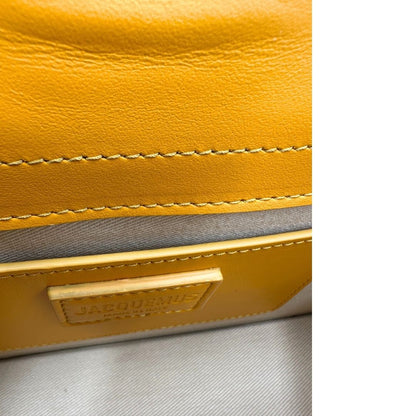 interno  Borsa Jacquemus nella versione Le Grand Bambino in pelle color zafferano, di lusso, originale, ottime condizioni, usata. 