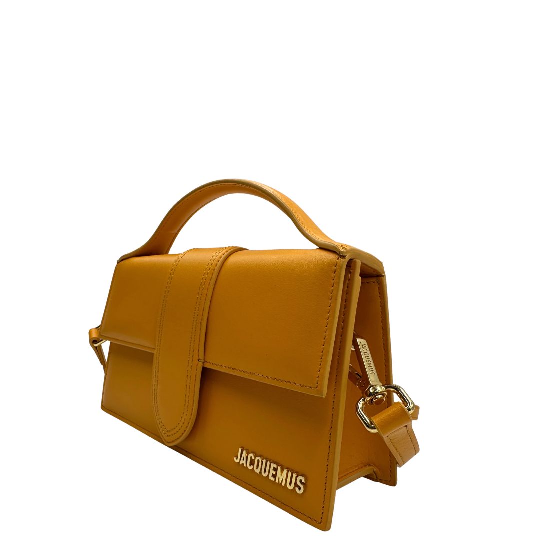 lato  Borsa Jacquemus nella versione Le Grand Bambino in pelle color zafferano, di lusso, originale, ottime condizioni, usata. 