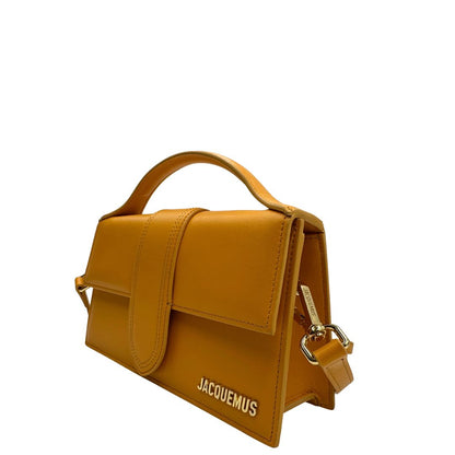 lato  Borsa Jacquemus nella versione Le Grand Bambino in pelle color zafferano, di lusso, originale, ottime condizioni, usata. 