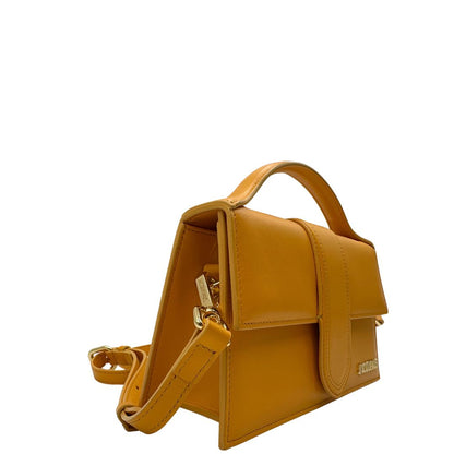 lato  Borsa Jacquemus nella versione Le Grand Bambino in pelle color zafferano, di lusso, originale, ottime condizioni, usata. 