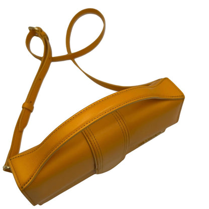 manico  Borsa Jacquemus nella versione Le Grand Bambino in pelle color zafferano, di lusso, originale, ottime condizioni, usata. 
