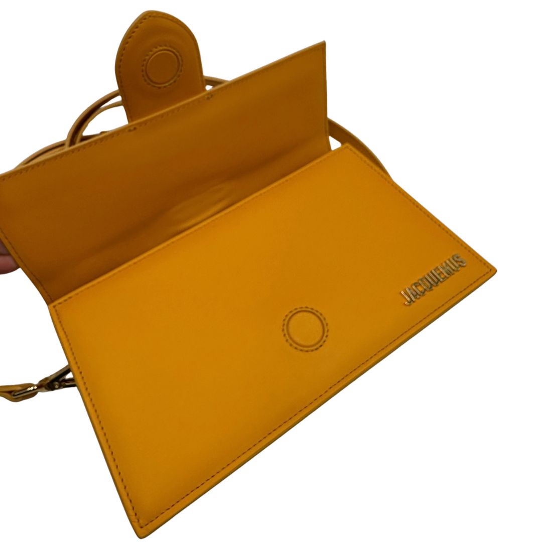  Borsa Jacquemus nella versione Le Grand Bambino in pelle color zafferano, di lusso, originale, ottime condizioni, usata. 