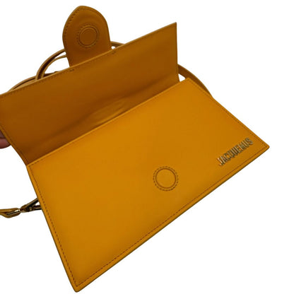  Borsa Jacquemus nella versione Le Grand Bambino in pelle color zafferano, di lusso, originale, ottime condizioni, usata. 