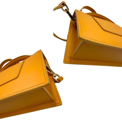 angoli  Borsa Jacquemus nella versione Le Grand Bambino in pelle color zafferano, di lusso, originale, ottime condizioni, usata. 