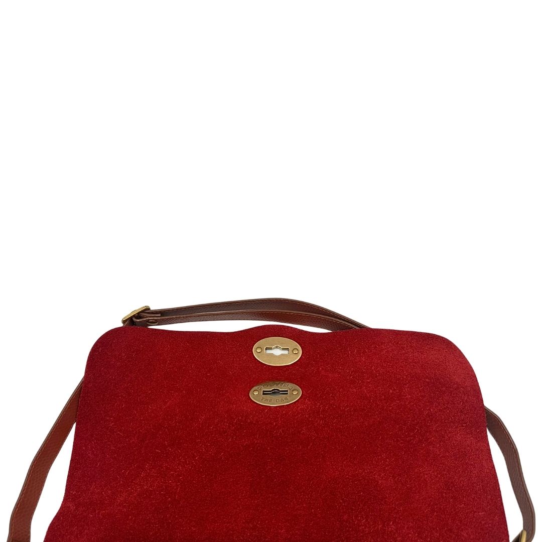Postina M Zanellato in pelle scamosciata rossa munita di una tracolla amovibile e regolabile e un manico singolo, morbida e capiente, di lusso, originale.