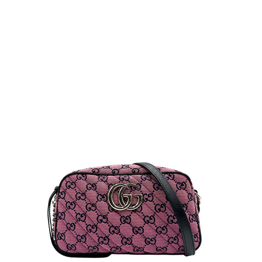 front  Borsa Gucci Marmont in tessuto rosa GG con finiture in pelle nere e parti metalliche argentate, indossabile a tracolla, di lusso, originale, eccellenti condizioni, usata  