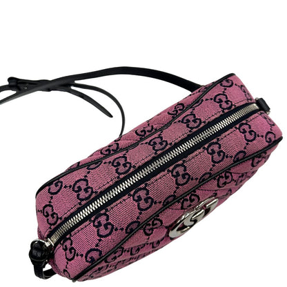 chiusura  Borsa Gucci Marmont in tessuto rosa GG con finiture in pelle nere e parti metalliche argentate, indossabile a tracolla, di lusso, originale, eccellenti condizioni, usata  