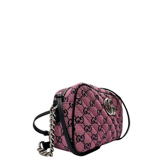 lato  Borsa Gucci Marmont in tessuto rosa GG con finiture in pelle nere e parti metalliche argentate, indossabile a tracolla, di lusso, originale, eccellenti condizioni, usata 