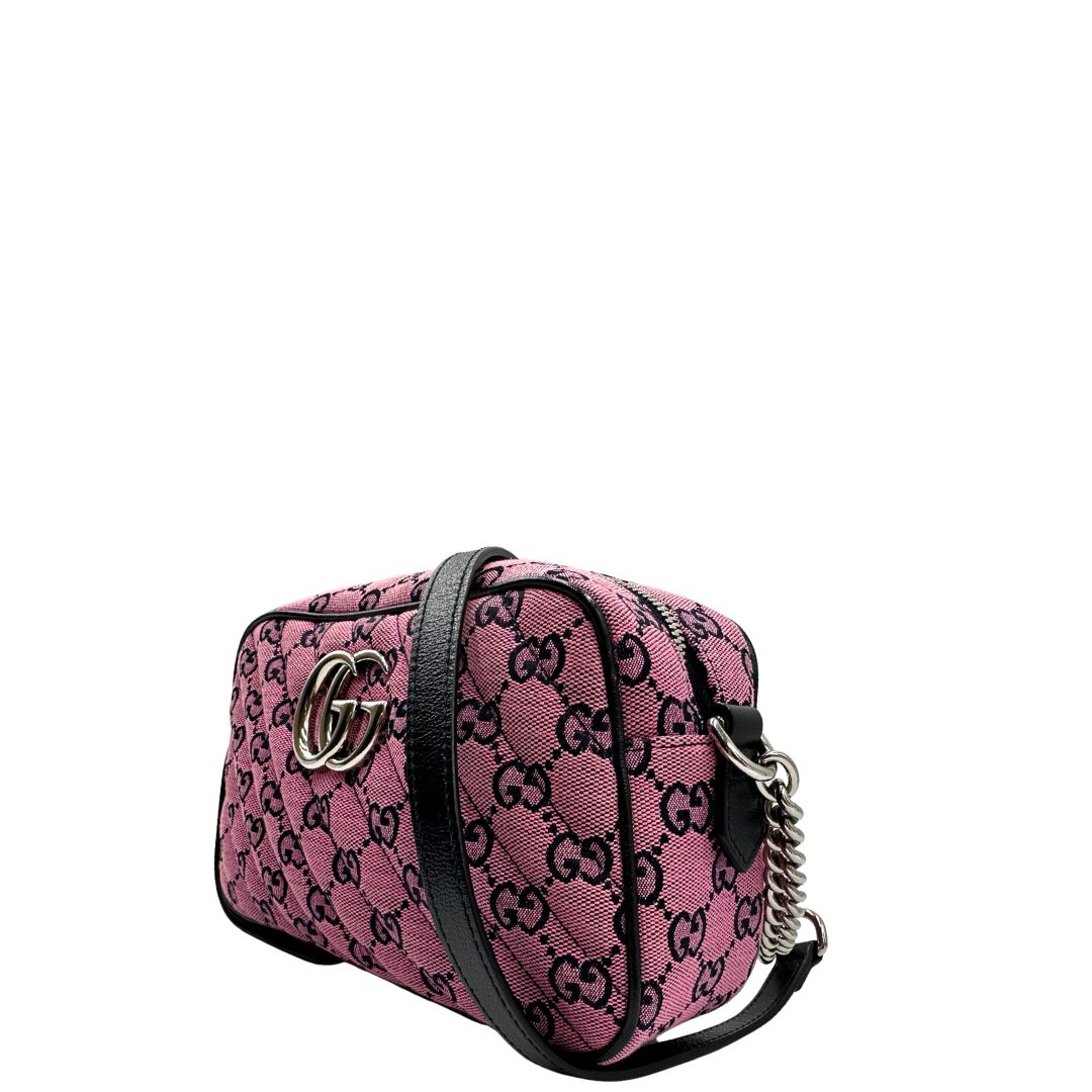 lato  Borsa Gucci Marmont in tessuto rosa GG con finiture in pelle nere e parti metalliche argentate, indossabile a tracolla, di lusso, originale, eccellenti condizioni, usata  