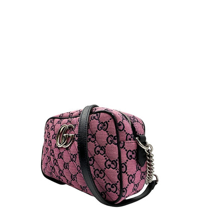 lato  Borsa Gucci Marmont in tessuto rosa GG con finiture in pelle nere e parti metalliche argentate, indossabile a tracolla, di lusso, originale, eccellenti condizioni, usata  