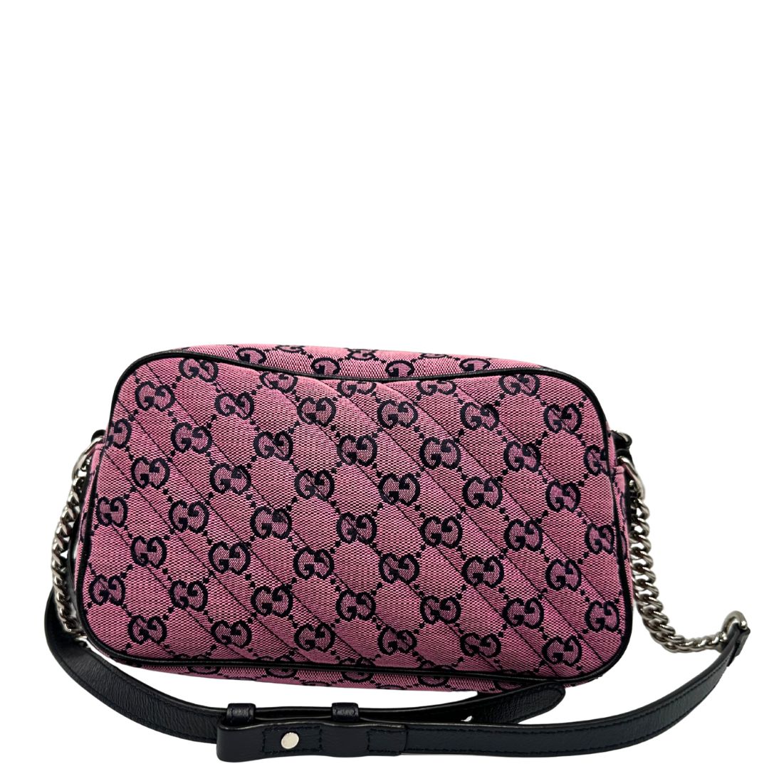  Borsa Gucci Marmont in tessuto rosa GG con finiture in pelle nere e parti metalliche argentate, indossabile a tracolla, di lusso, originale, eccellenti condizioni, usata 