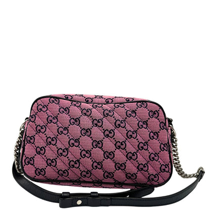  Borsa Gucci Marmont in tessuto rosa GG con finiture in pelle nere e parti metalliche argentate, indossabile a tracolla, di lusso, originale, eccellenti condizioni, usata 