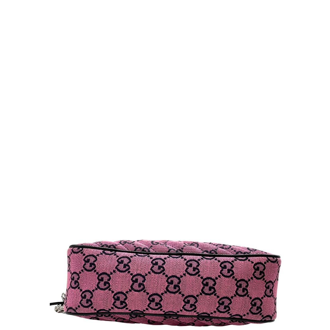 base v  Borsa Gucci Marmont in tessuto rosa GG con finiture in pelle nere e parti metalliche argentate, indossabile a tracolla, di lusso, originale, eccellenti condizioni, usata 
