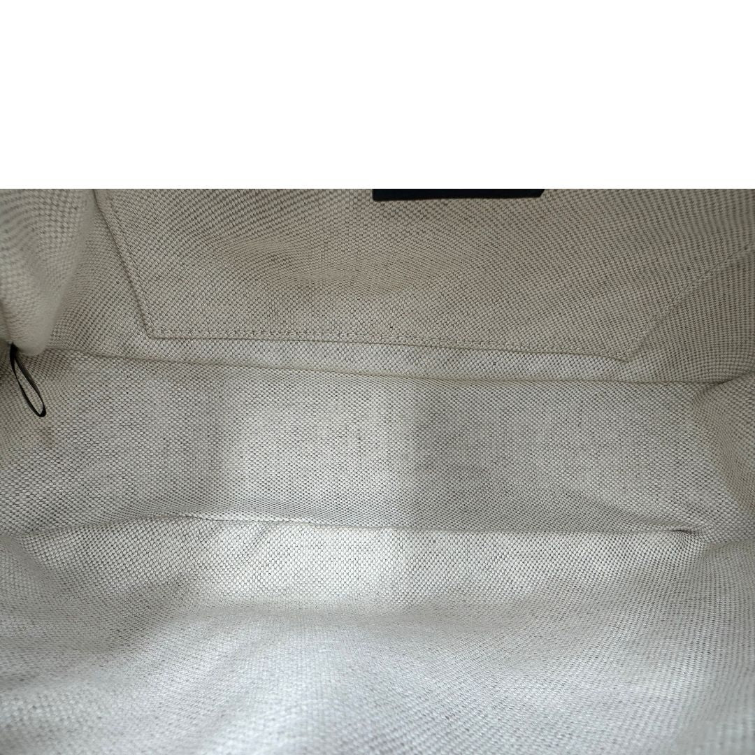 interno  Borsa Gucci Marmont in tessuto rosa GG con finiture in pelle nere e parti metalliche argentate, indossabile a tracolla, di lusso, originale, eccellenti condizioni, usata  