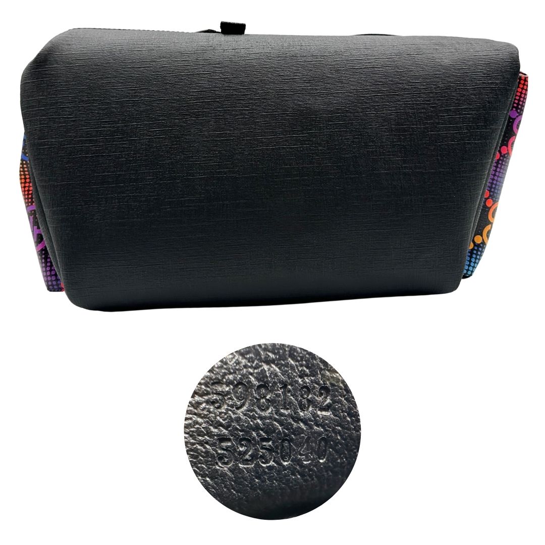 Base e codice di un maxi zaino Gucci in tela e pelle nera, dalla colorata tra GG Supreme, usato, originale, second hand, in condizioni eccellenti.