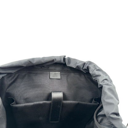 Interno di un maxi zaino Gucci in tela e pelle nera, dalla colorata tra GG Supreme, usato, originale, second hand, in condizioni eccellenti.