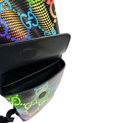 Apertura del taschino laterale di un maxi zaino Gucci in tela e pelle nera, dalla colorata tra GG Supreme, usato, originale, second hand, in condizioni eccellenti.
