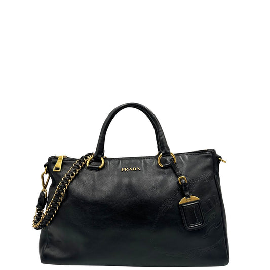 front Borsa Prada in pelle nera con doppi manici e manico in pelle e catena intrecciati; Dettagli in metallo dorato, design capiente e versatile, di lusso, originale, ottime condizioni, usata. 