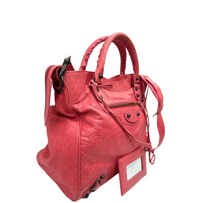 lato borsa Balenciaga Velo in pelle Arena color rosa fragola, di lusso, originale, ottime condizioni, usata. 