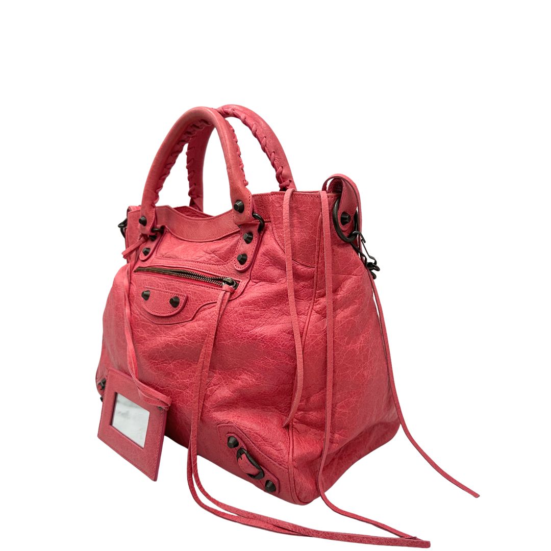 lato borsa Balenciaga Velo in pelle Arena color rosa fragola, di lusso, originale, ottime condizioni, usata.