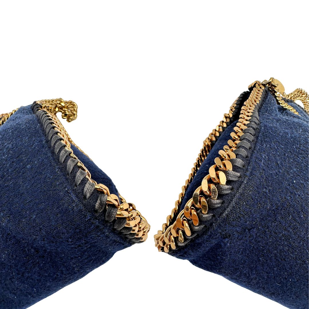 angolo Borsa Falabella nella versione fold over tote in feltro blu e hardware dorato, di lusso, originale, ottime condizioni. 