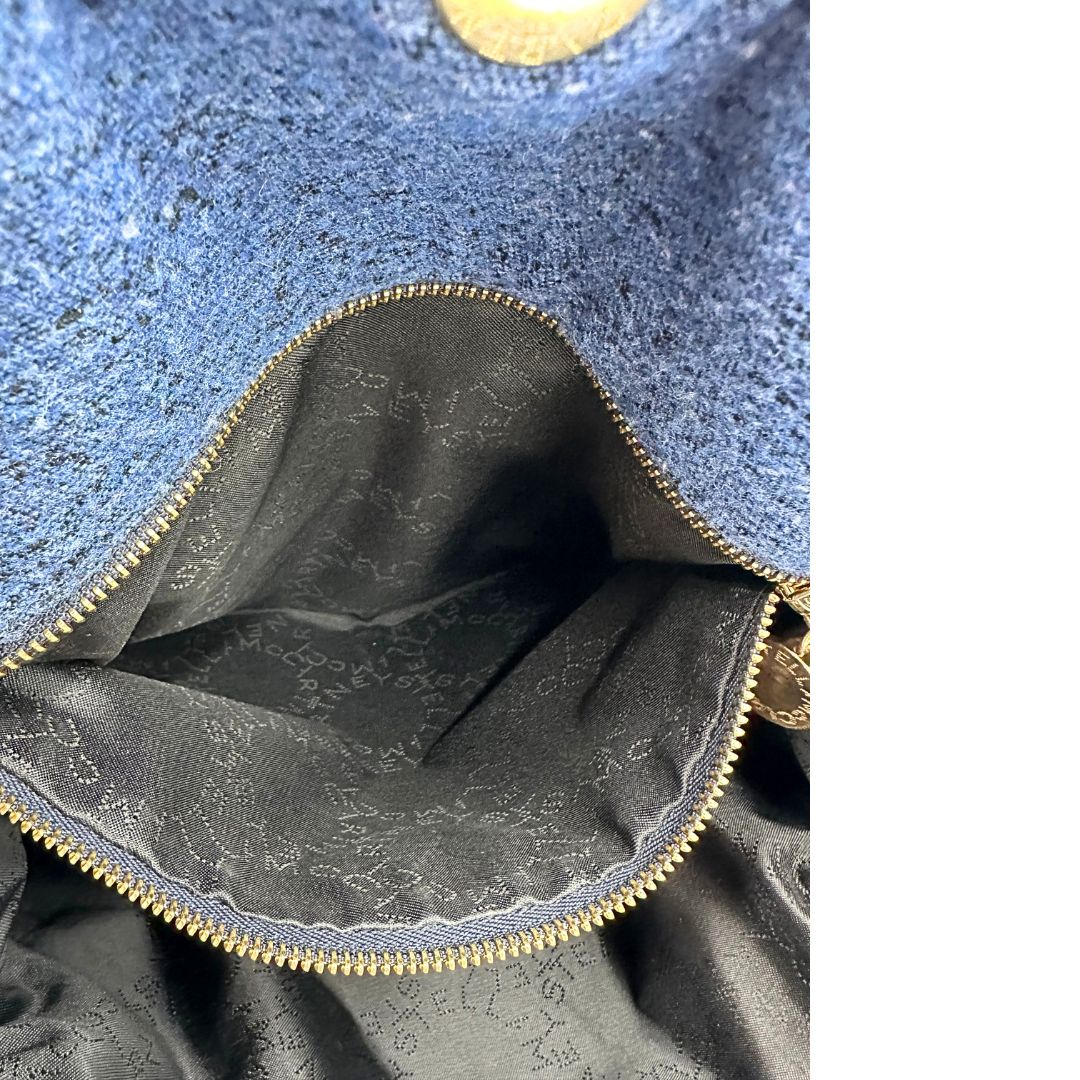 Borsa Falabella nella versione fold over tote in feltro blu e hardware dorato, di lusso, originale, ottime condizioni.