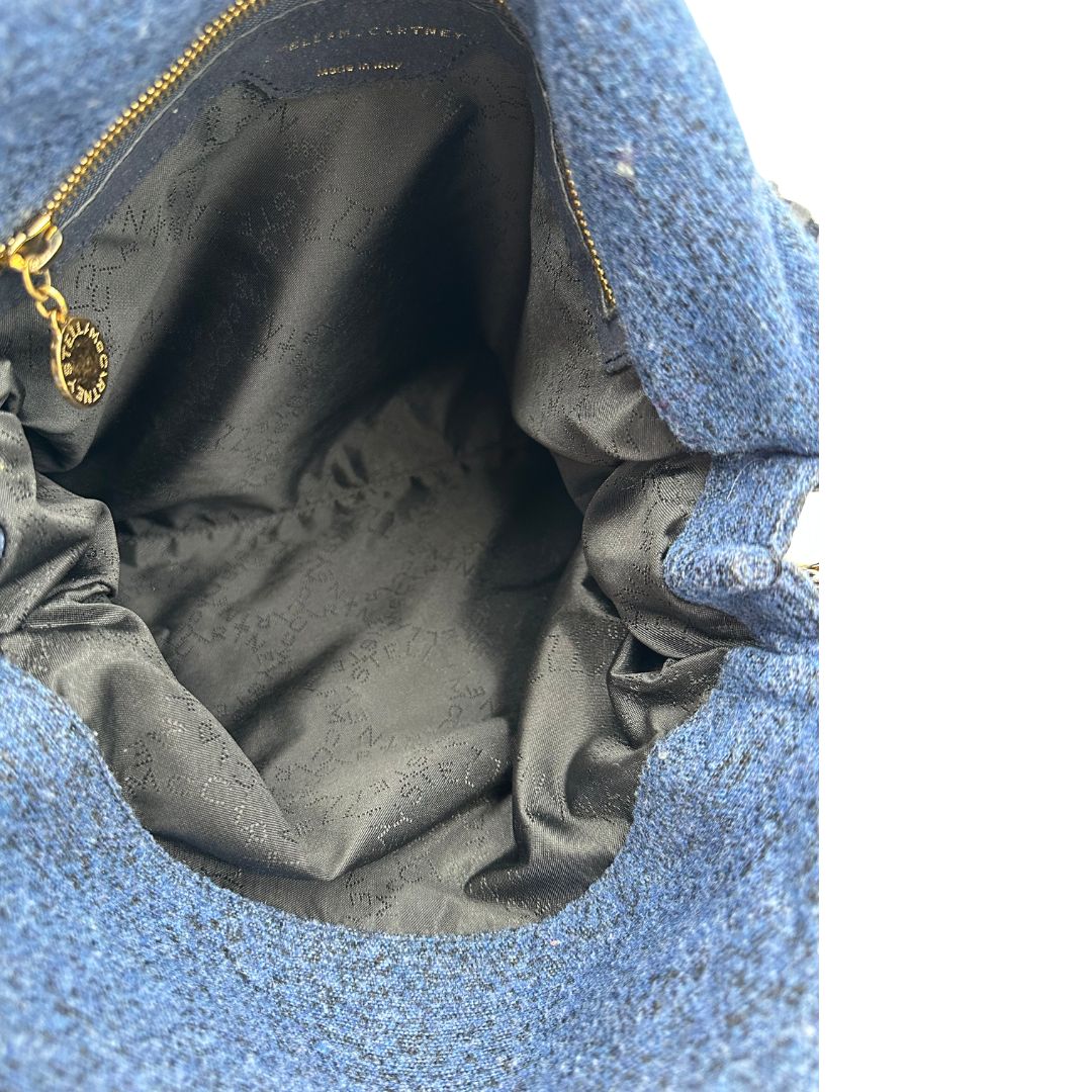 interno Borsa Falabella nella versione fold over tote in feltro blu e hardware dorato, di lusso, originale, ottime condizioni.