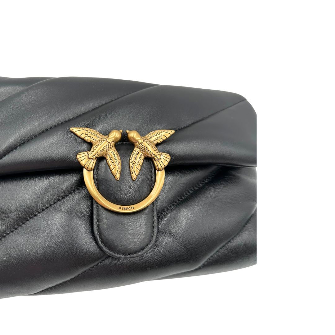  Borsa Pinko in pelle nera e hardware dorato con impunture chevron, di lusso, originale, ottime condizioni. 