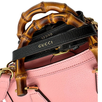 Borsa Gucci in pelle rosa, impreziosita da doppi manici bamboo e doppia G sul front in metallo dorato, di lusso, eccellenti condizioni. 