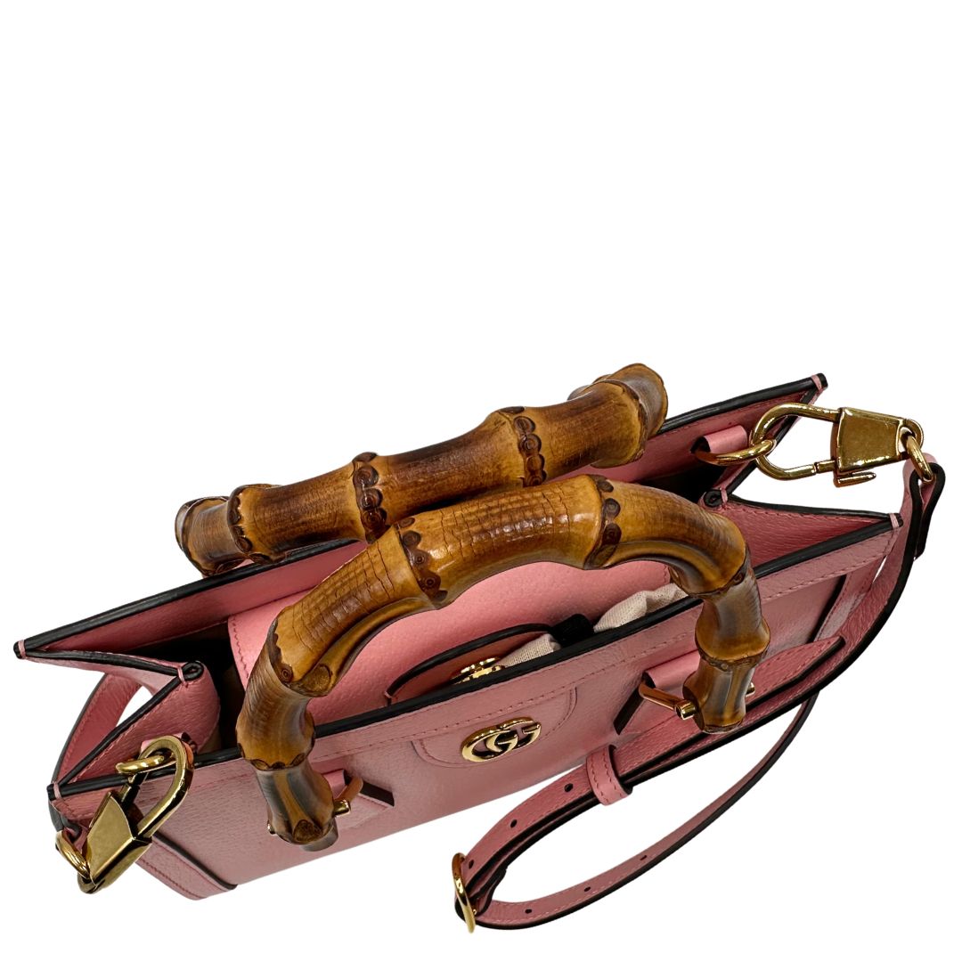 manici Borsa Gucci in pelle rosa, impreziosita da doppi manici bamboo e doppia G sul front in metallo dorato, di lusso, eccellenti condizioni. 