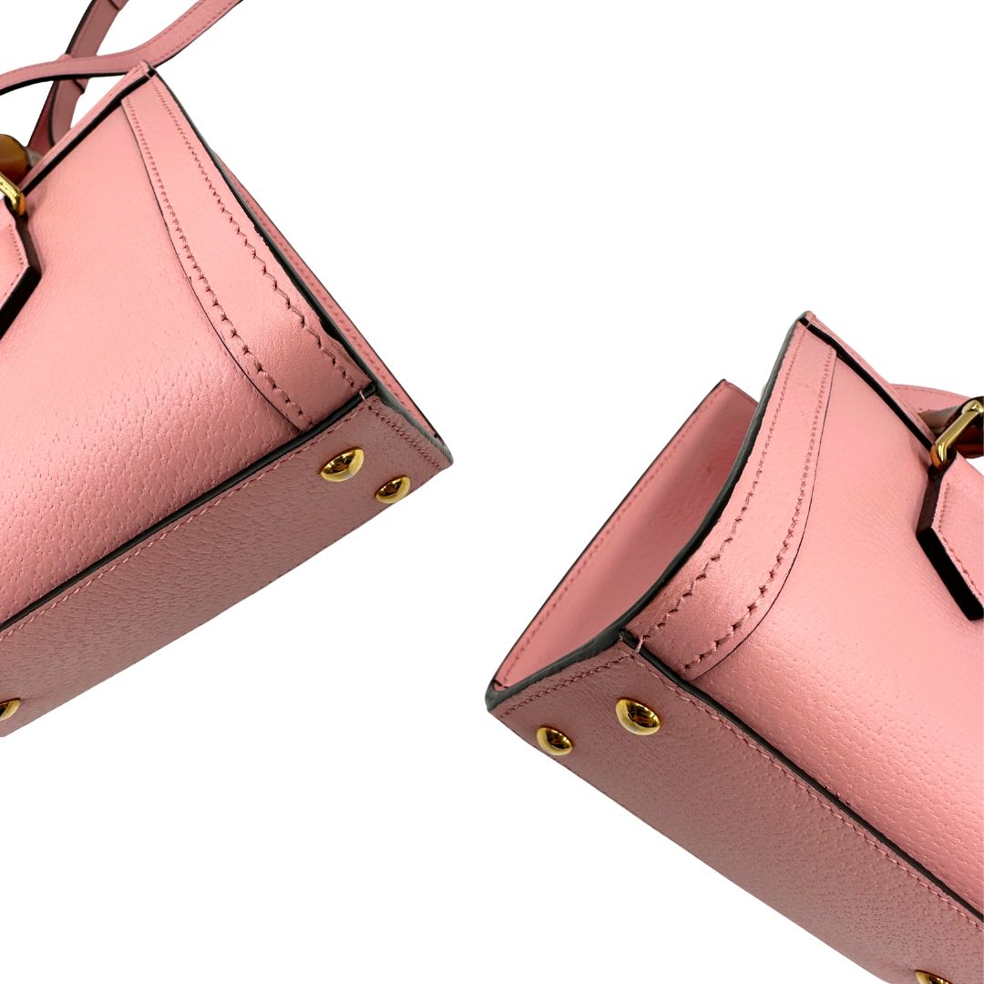angoli Borsa Gucci in pelle rosa, impreziosita da doppi manici bamboo e doppia G sul front in metallo dorato, di lusso, eccellenti condizioni. 