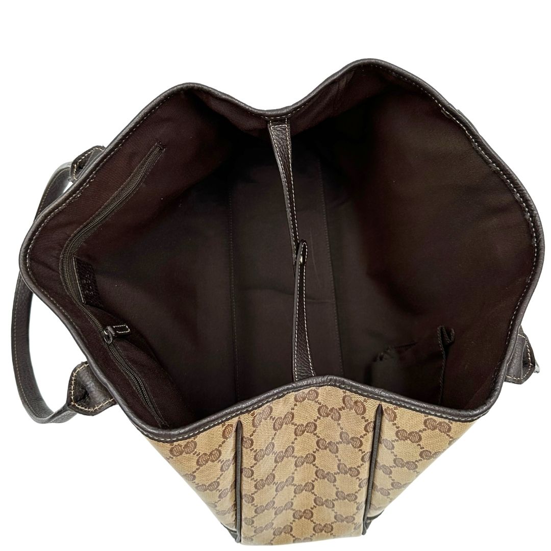 interno Borsa Gucci in tela cerata GG con finiture in pelle marroni, munita di doppi manici in pelle, impreziosita da dettagli Web verdi e rossi, di lusso, originale, ottime condizioni, usata. 