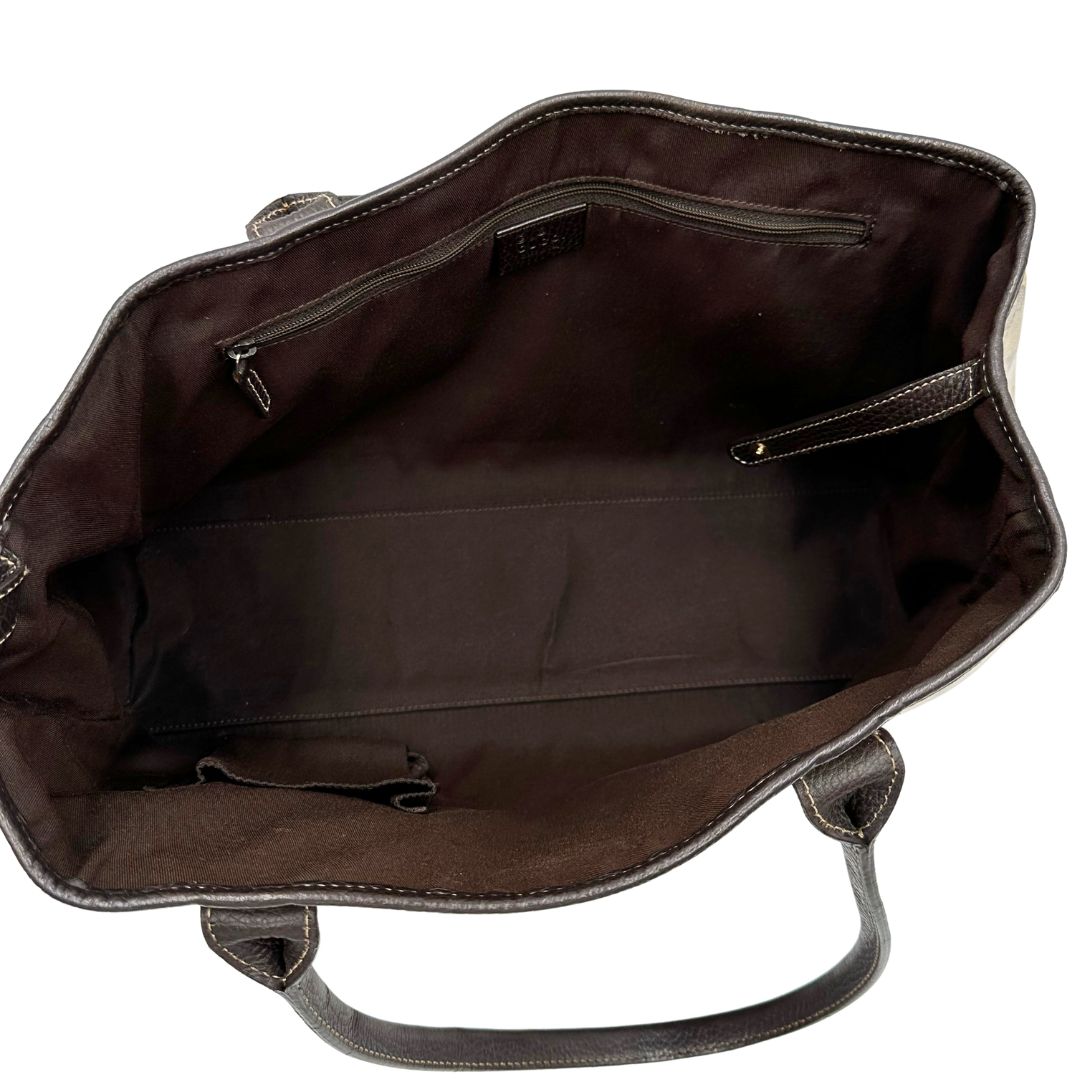 interno Borsa Gucci in tela cerata GG con finiture in pelle marroni, munita di doppi manici in pelle, impreziosita da dettagli Web verdi e rossi, di lusso, originale, ottime condizioni, usata. 