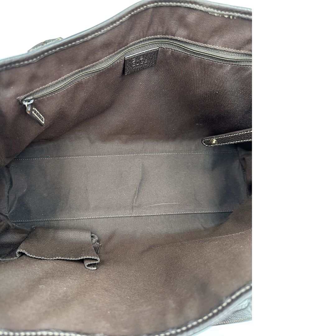 interno Borsa Gucci in tela cerata GG con finiture in pelle marroni, munita di doppi manici in pelle, impreziosita da dettagli Web verdi e rossi, di lusso, originale, ottime condizioni, usata. 