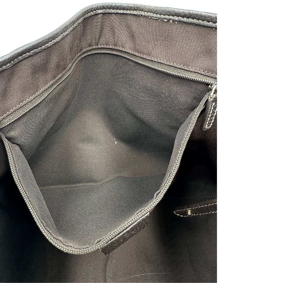 interno Borsa Gucci in tela cerata GG con finiture in pelle marroni, munita di doppi manici in pelle, impreziosita da dettagli Web verdi e rossi, di lusso, originale, ottime condizioni, usata. 