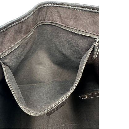 interno Borsa Gucci in tela cerata GG con finiture in pelle marroni, munita di doppi manici in pelle, impreziosita da dettagli Web verdi e rossi, di lusso, originale, ottime condizioni, usata. 