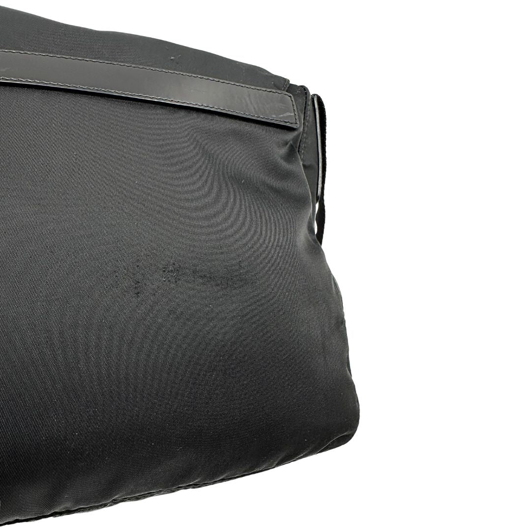 Borsa Prada in nylon nero con finiture in pelle tono su tono; munita di una tracolla in tessuto regolabile, di lusso, originale, ottime condizioni.