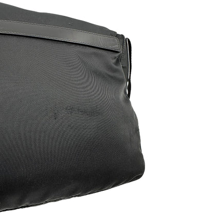 Borsa Prada in nylon nero con finiture in pelle tono su tono; munita di una tracolla in tessuto regolabile, di lusso, originale, ottime condizioni.