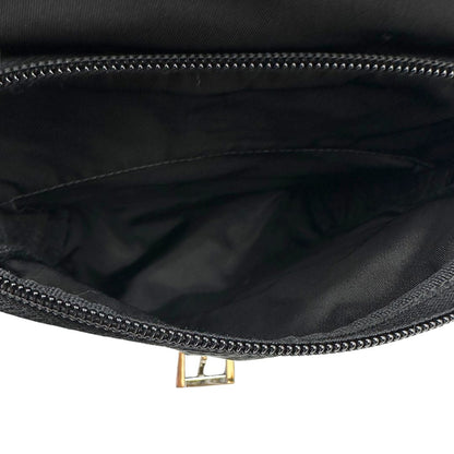 interno Borsa Prada in nylon nero con finiture in pelle tono su tono; munita di una tracolla in tessuto regolabile, di lusso, originale, ottime condizioni. 