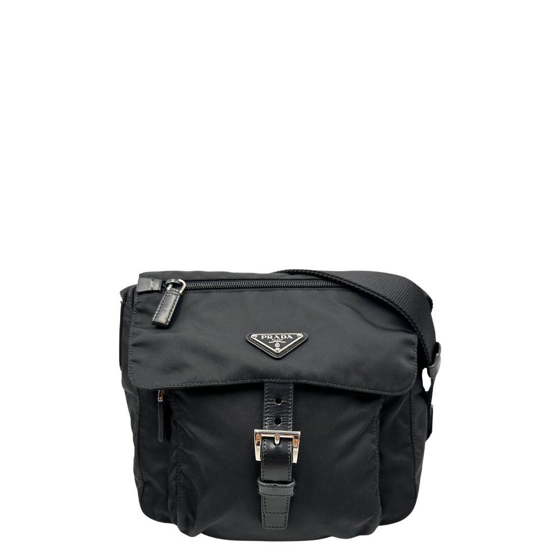 front Borsa Prada in nylon nero con finiture in pelle tono su tono; munita di una tracolla in tessuto regolabile, di lusso, originale, ottime condizioni. 