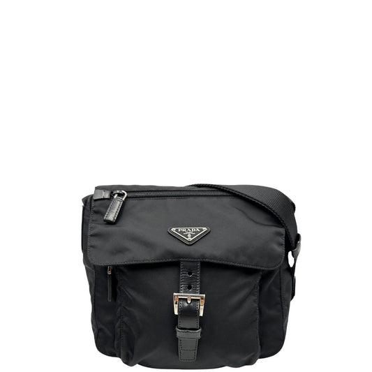 front Borsa Prada in nylon nero con finiture in pelle tono su tono; munita di una tracolla in tessuto regolabile, di lusso, originale, ottime condizioni. 