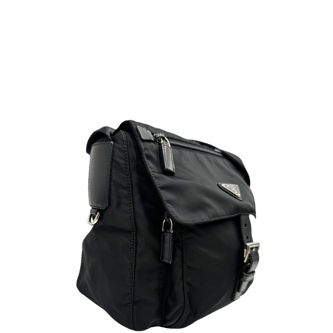 lato Borsa Prada in nylon nero con finiture in pelle tono su tono; munita di una tracolla in tessuto regolabile, di lusso, originale, ottime condizioni.