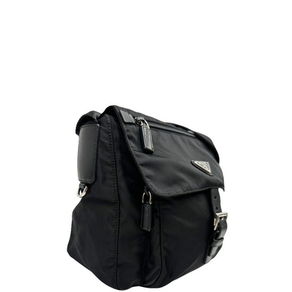 lato Borsa Prada in nylon nero con finiture in pelle tono su tono; munita di una tracolla in tessuto regolabile, di lusso, originale, ottime condizioni.